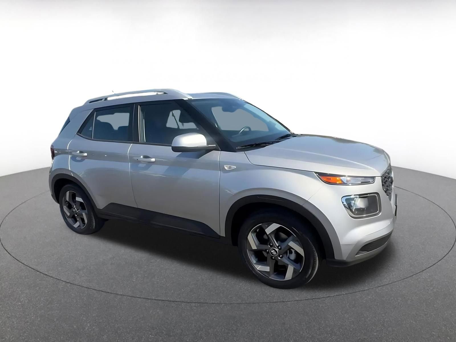 Used 2025 Hyundai Venue SEL image 2