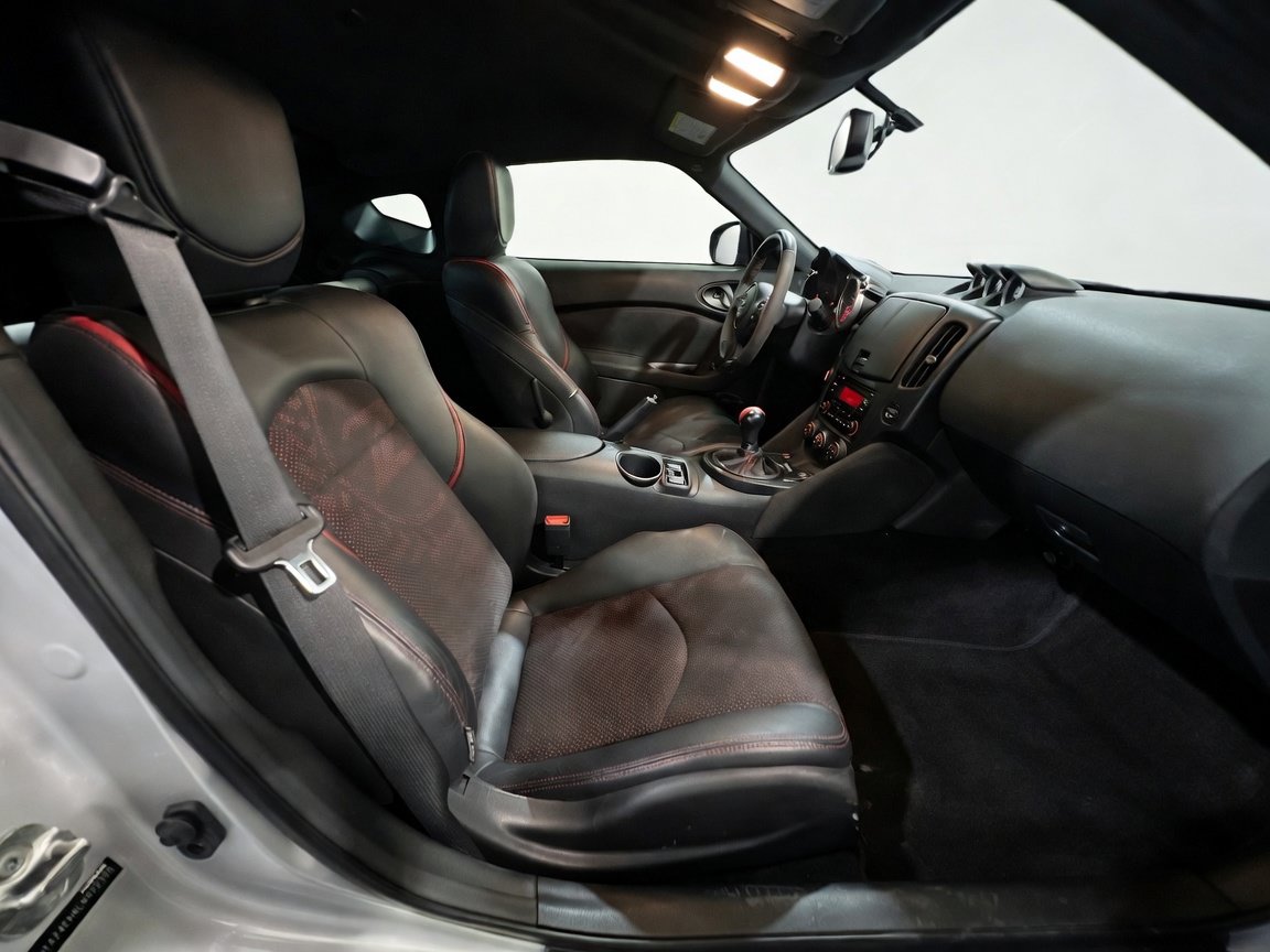 Used 2020 Nissan 370Z Coupe RWD image 20