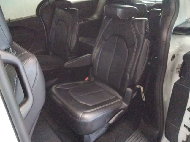 Used 2025 Chrysler Pacifica Select image 10
