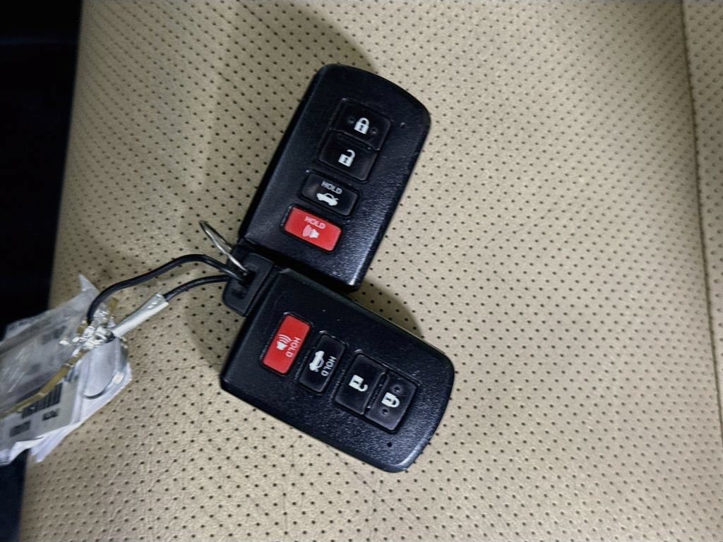 Used 2013 Toyota Avalon Limited FWD image 34