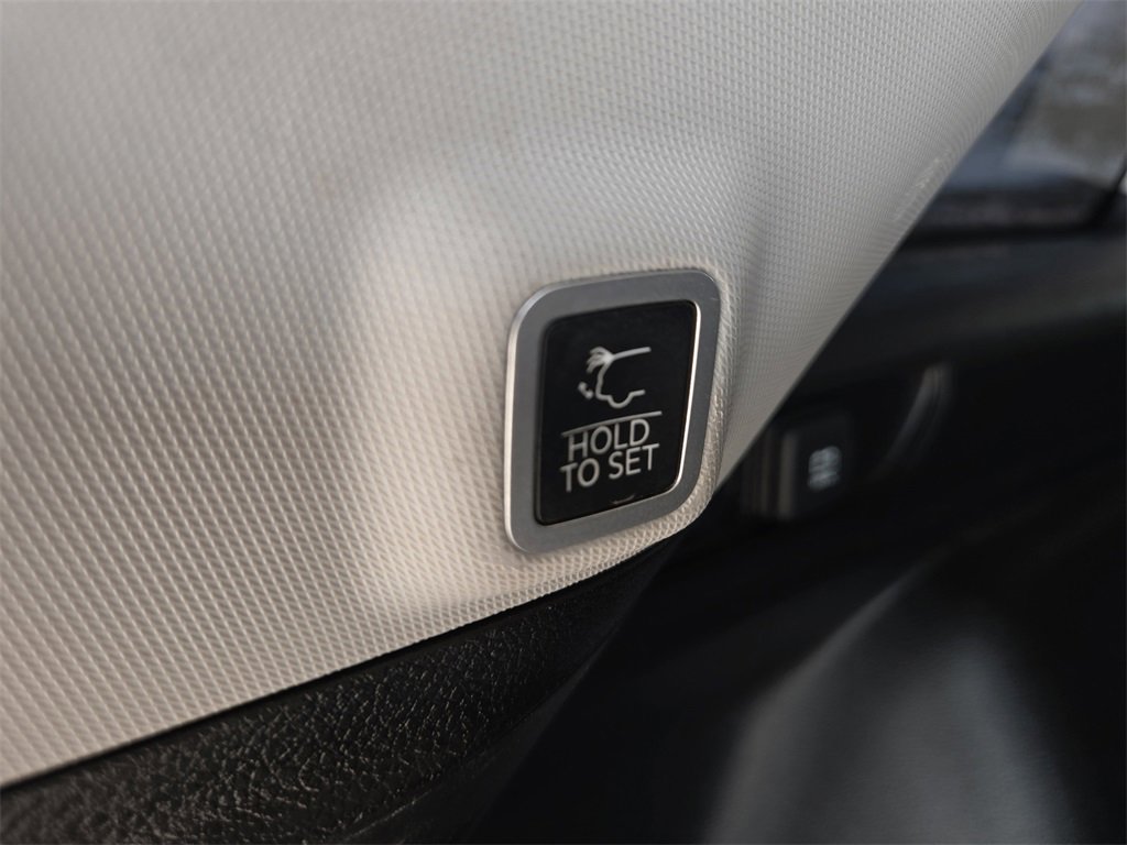 Used 2023 Jeep Grand Cherokee Limited w/ Luxury Tech Group II image 32