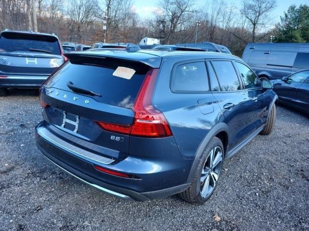 Used 2024 Volvo V60 B5 Cross Country Plus image 3