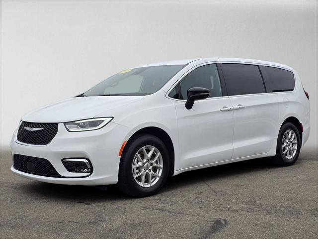 Used 2025 Chrysler Pacifica Select FWD image 7