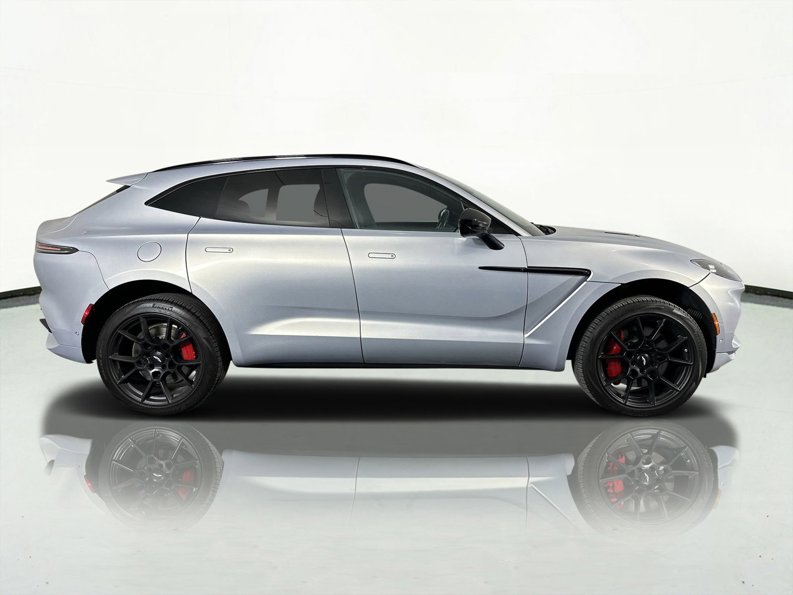 Used 2023 Aston Martin DBX image 9