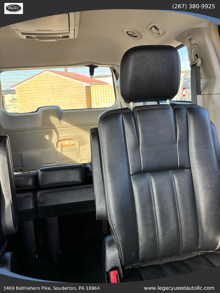 Used 2016 Chrysler Town & Country Touring FWD image 22