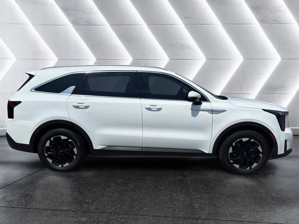 Used 2025 Kia Sorento S image 4