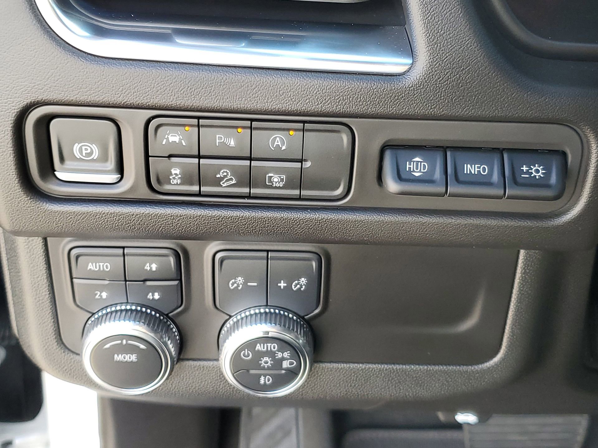 Used 2024 GMC Yukon AT4 w/ Technology Package image 24