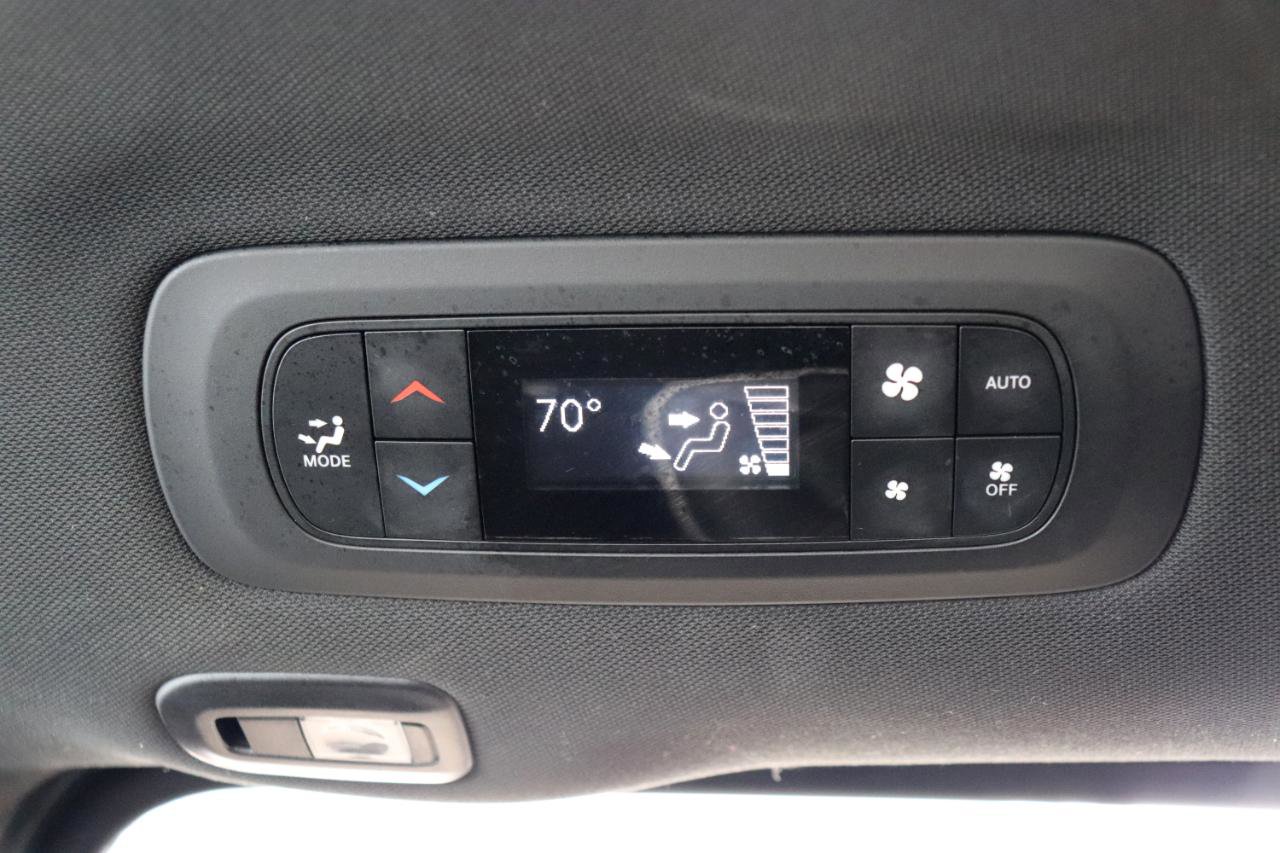 Used 2025 Chrysler Pacifica Limited image 24