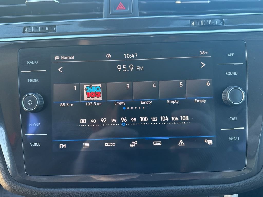 Used 2022 Volkswagen Tiguan SE w/ Panoramic Sunroof Package image 24