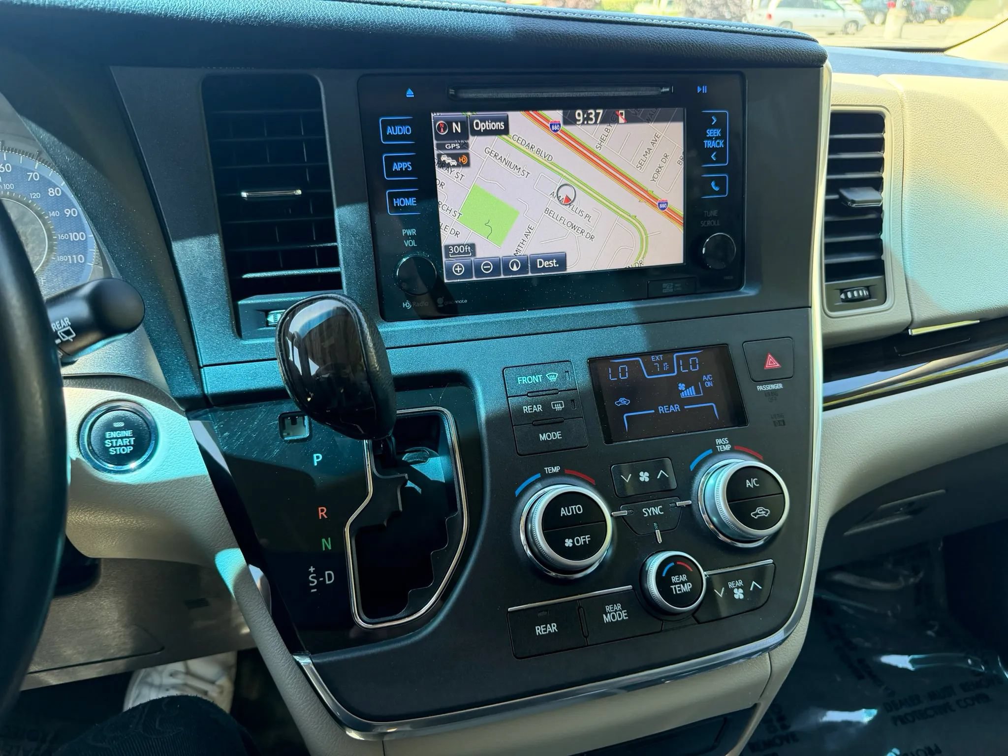 Used 2015 Toyota Sienna XLE Premium FWD image 6