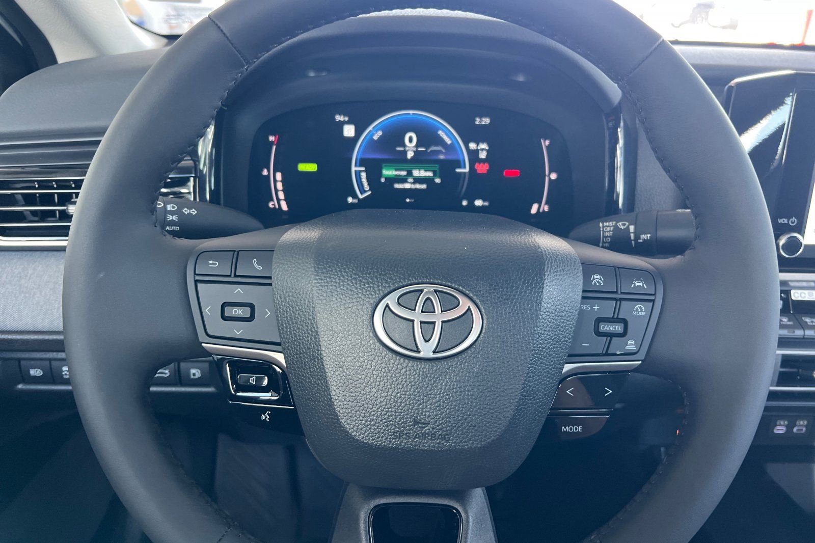 Used 2025 Toyota Camry Hybrid AWD/4WD image 19