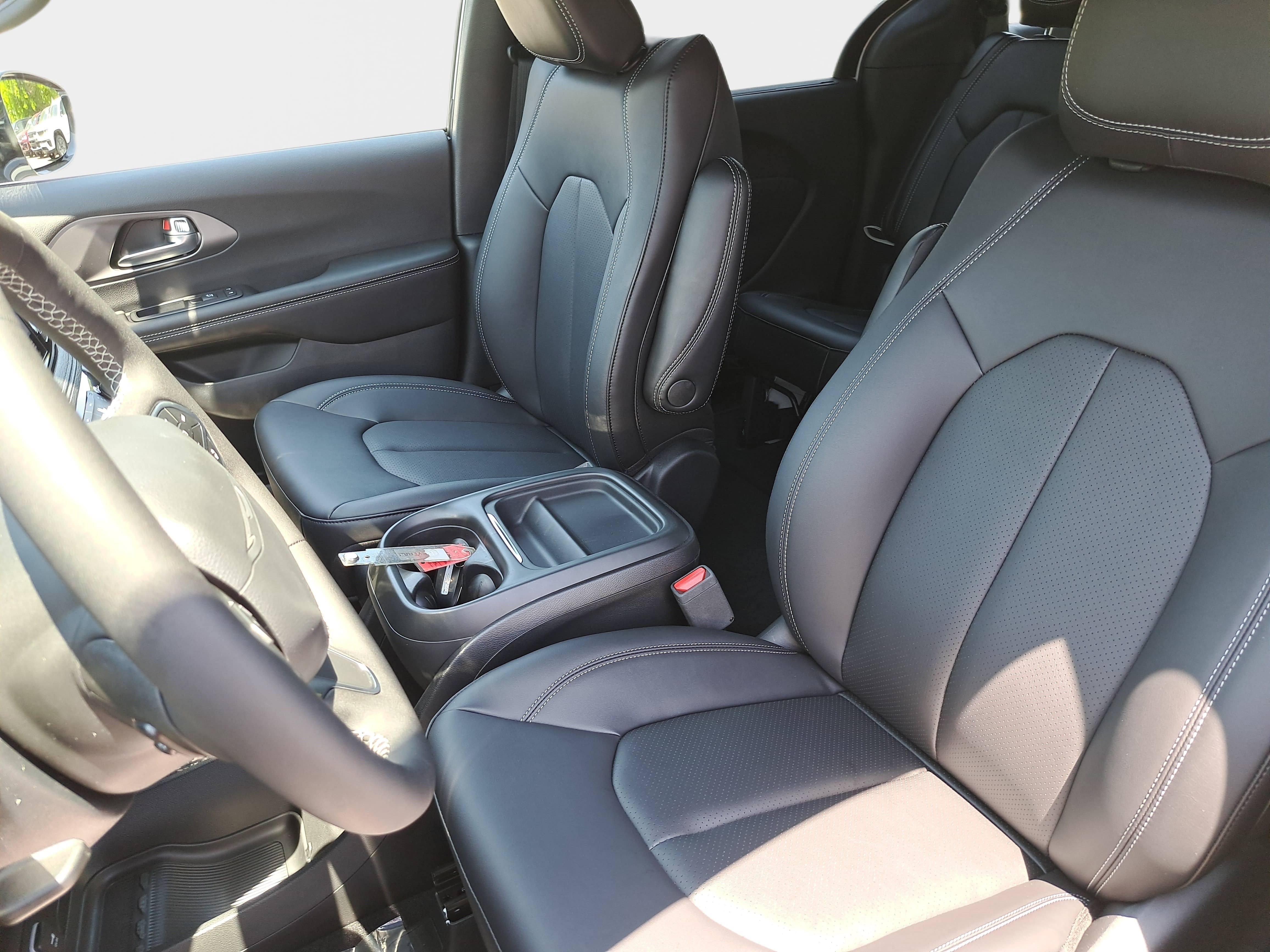 New 2027 Chrysler Pacifica Select FWD image 17
