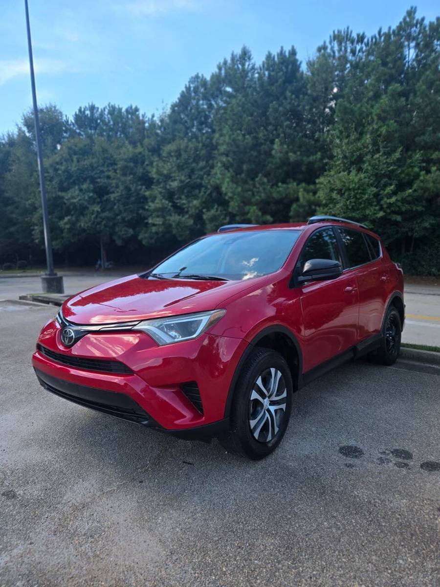 Used 2017 Toyota RAV4 LE FWD image 2