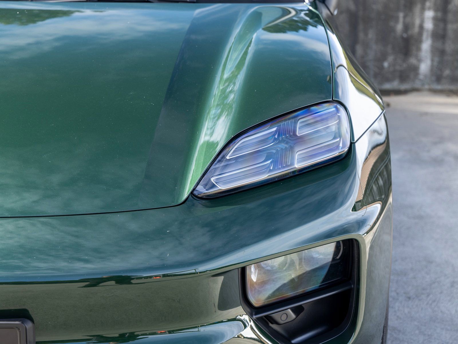 Certified 2025 Porsche Macan Electric image 16