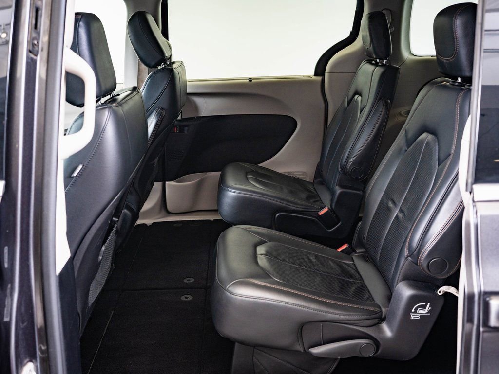 Used 2019 Chrysler Pacifica Touring-L image 30