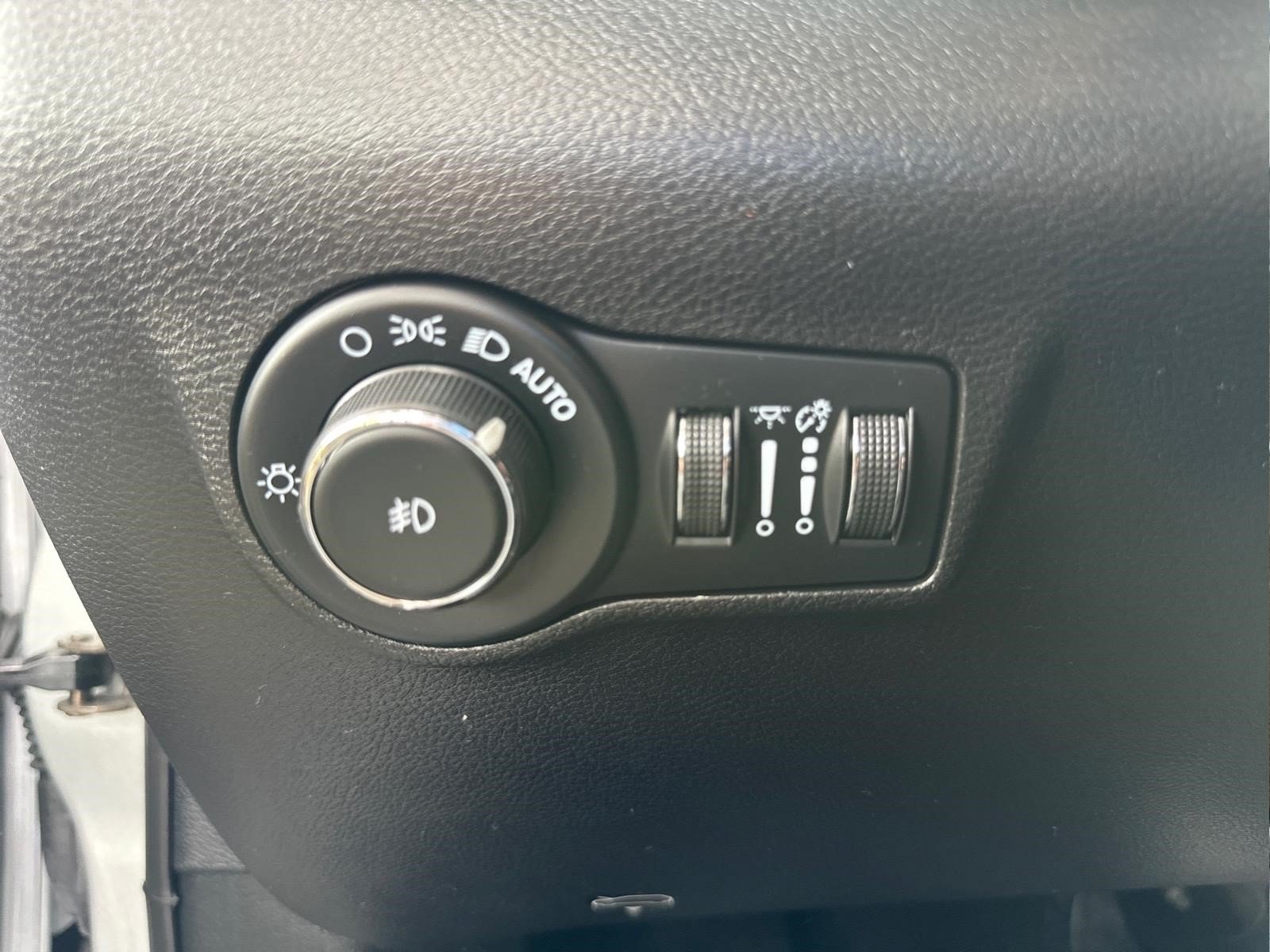 Used 2024 Jeep Compass Latitude w/ Convenience Group AWD/4WD image 27