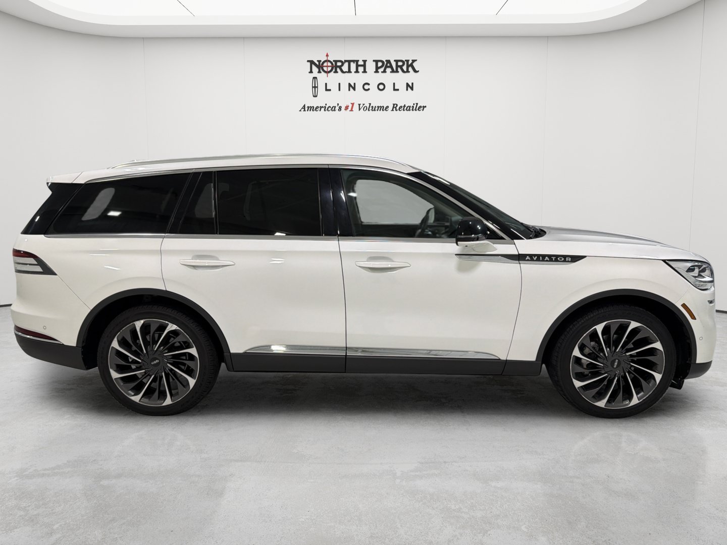 Used 2020 Lincoln Aviator Reserve w/ Equipment Group 202A AWD/4WD image 6