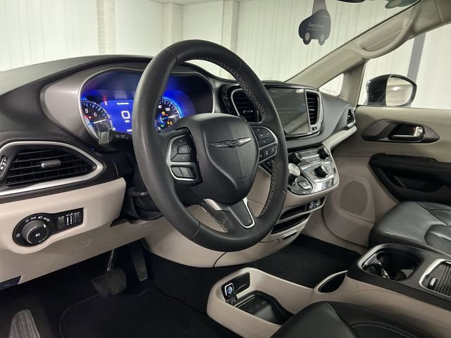 Used 2023 Chrysler Pacifica Touring-L FWD image 10