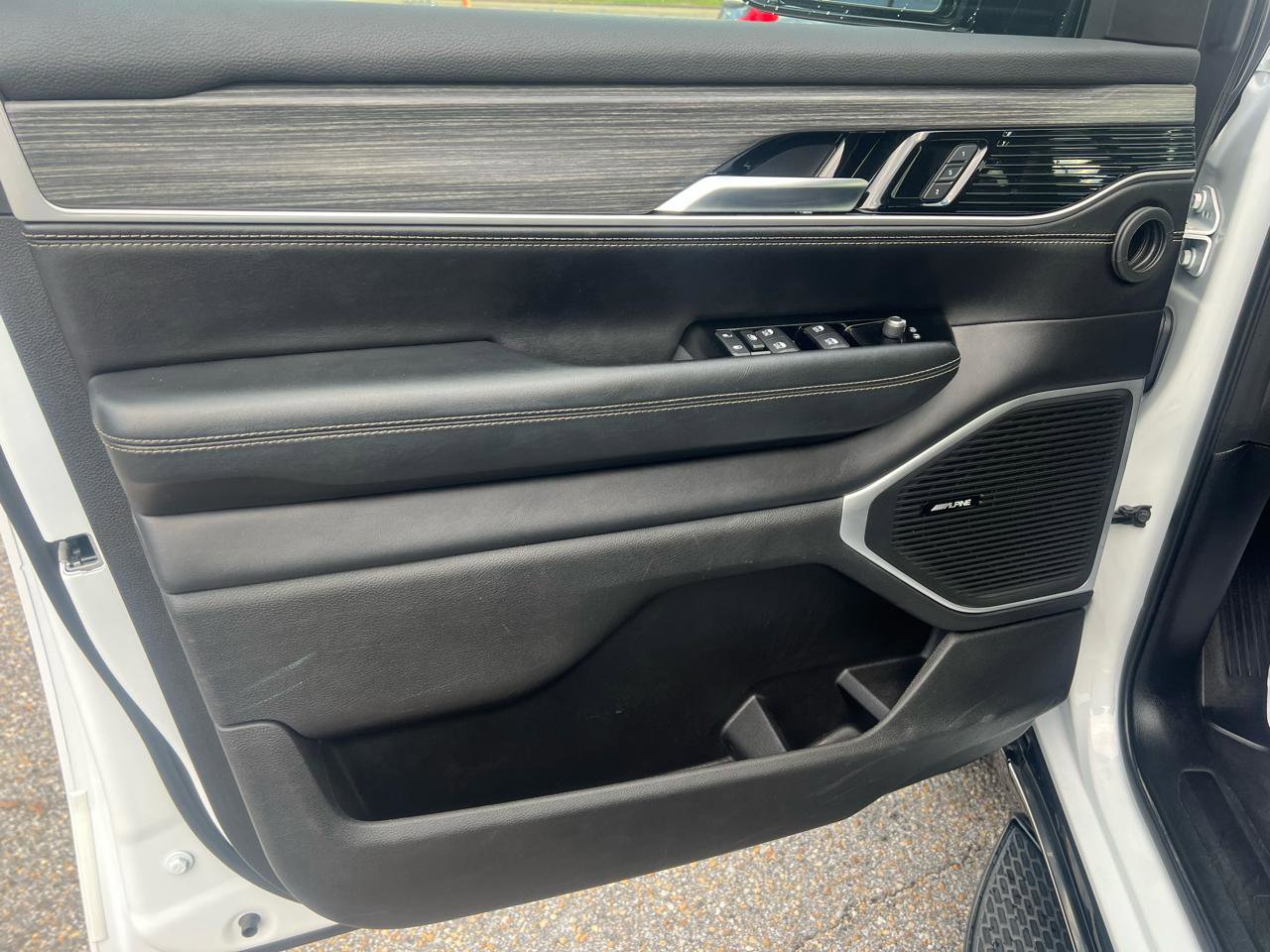 Used 2024 Jeep Wagoneer L Series II image 27