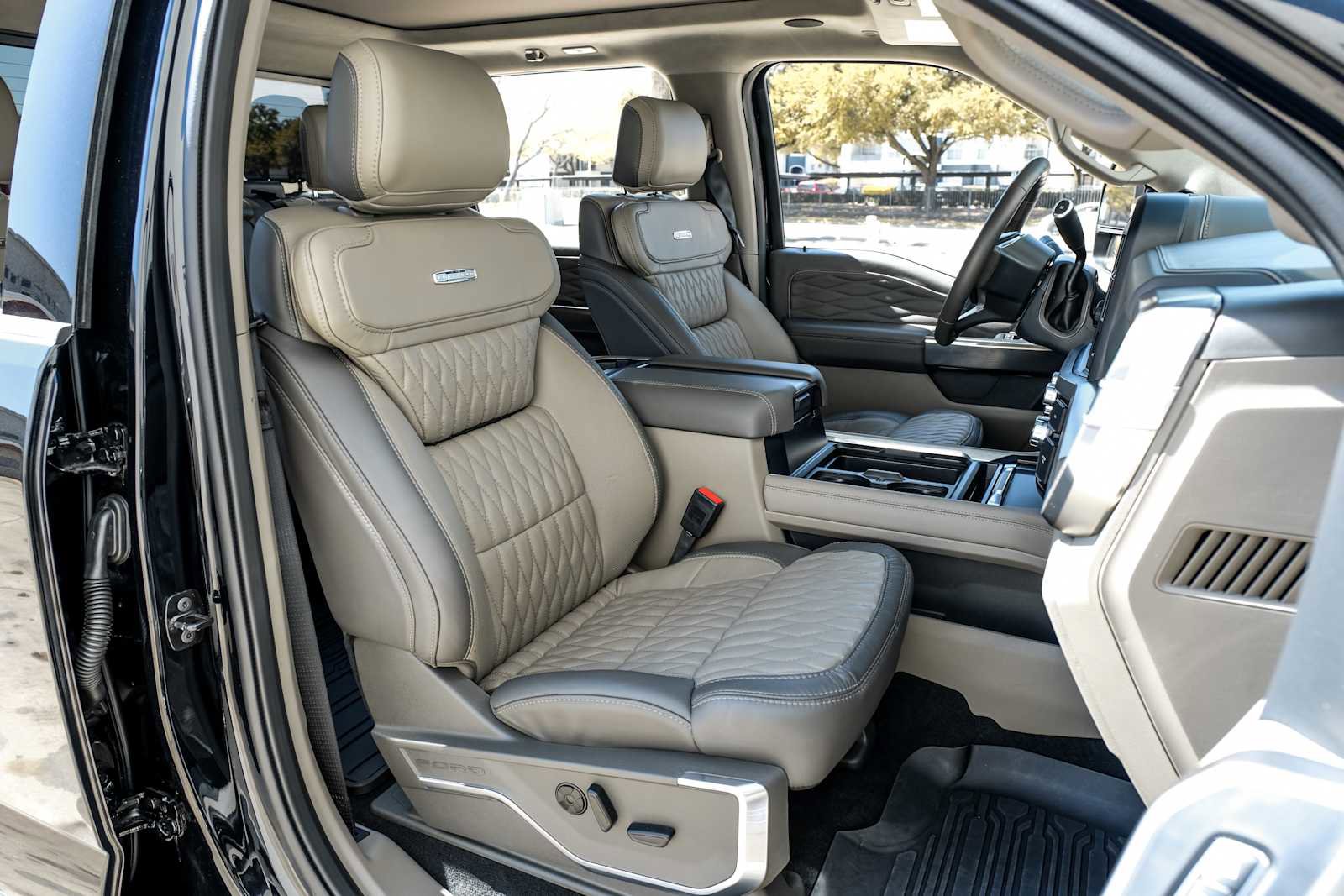 Used 2025 Ford F450 Platinum w/ Platinum Plus Package image 36