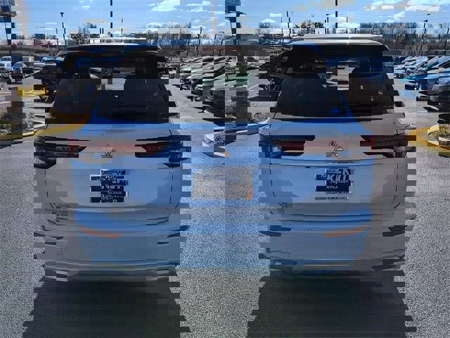 Used 2022 Mitsubishi Outlander SE image 6