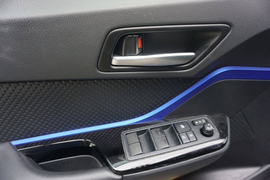 Used 2021 Toyota C-HR XLE FWD image 3