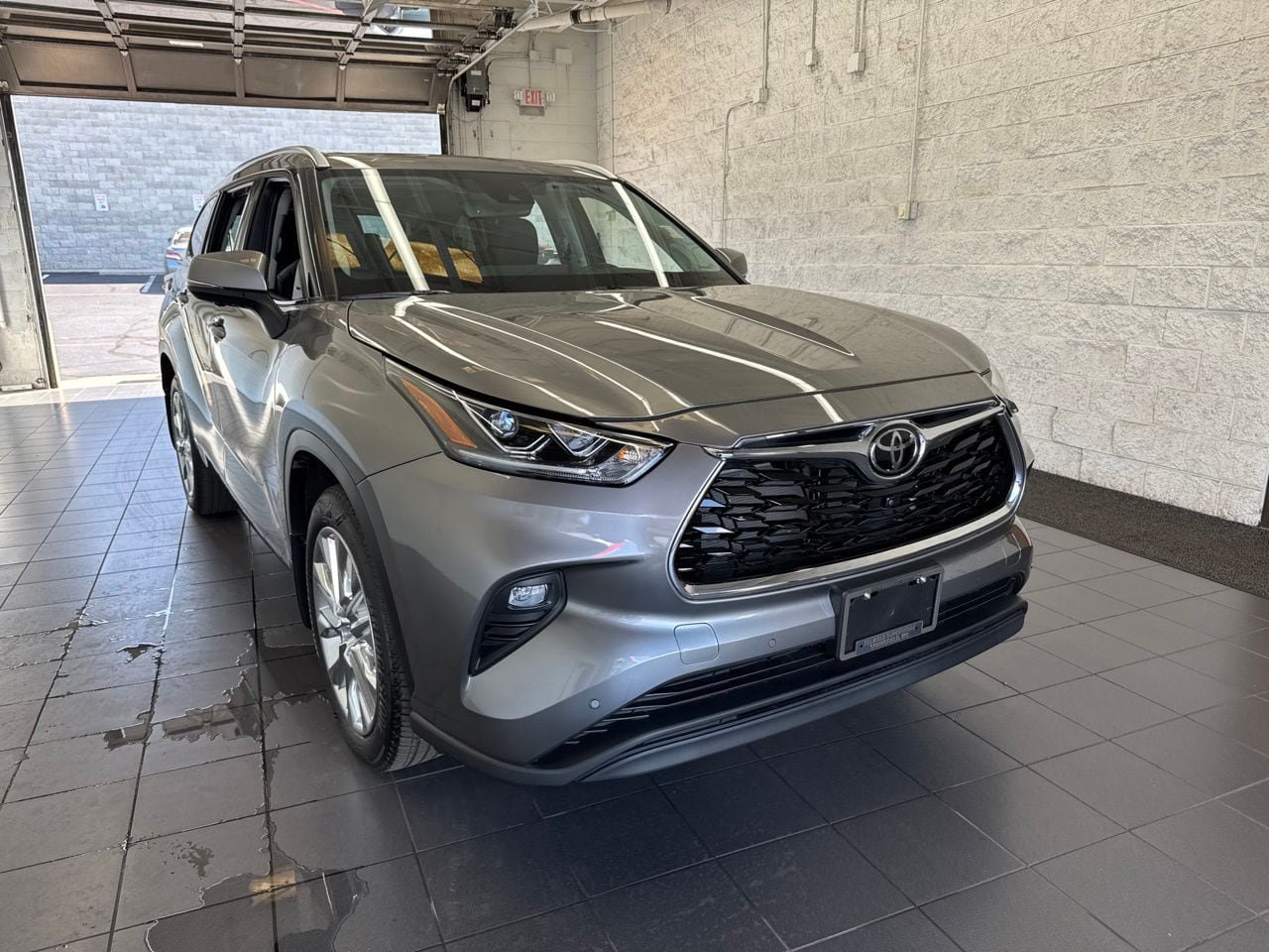 Used 2026 Toyota Highlander Limited AWD/4WD image 2