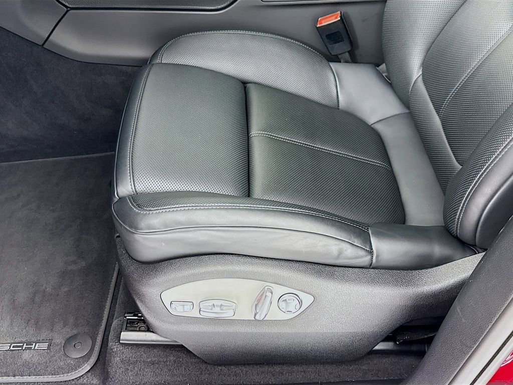 Certified 2025 Porsche Macan AWD/4WD image 13