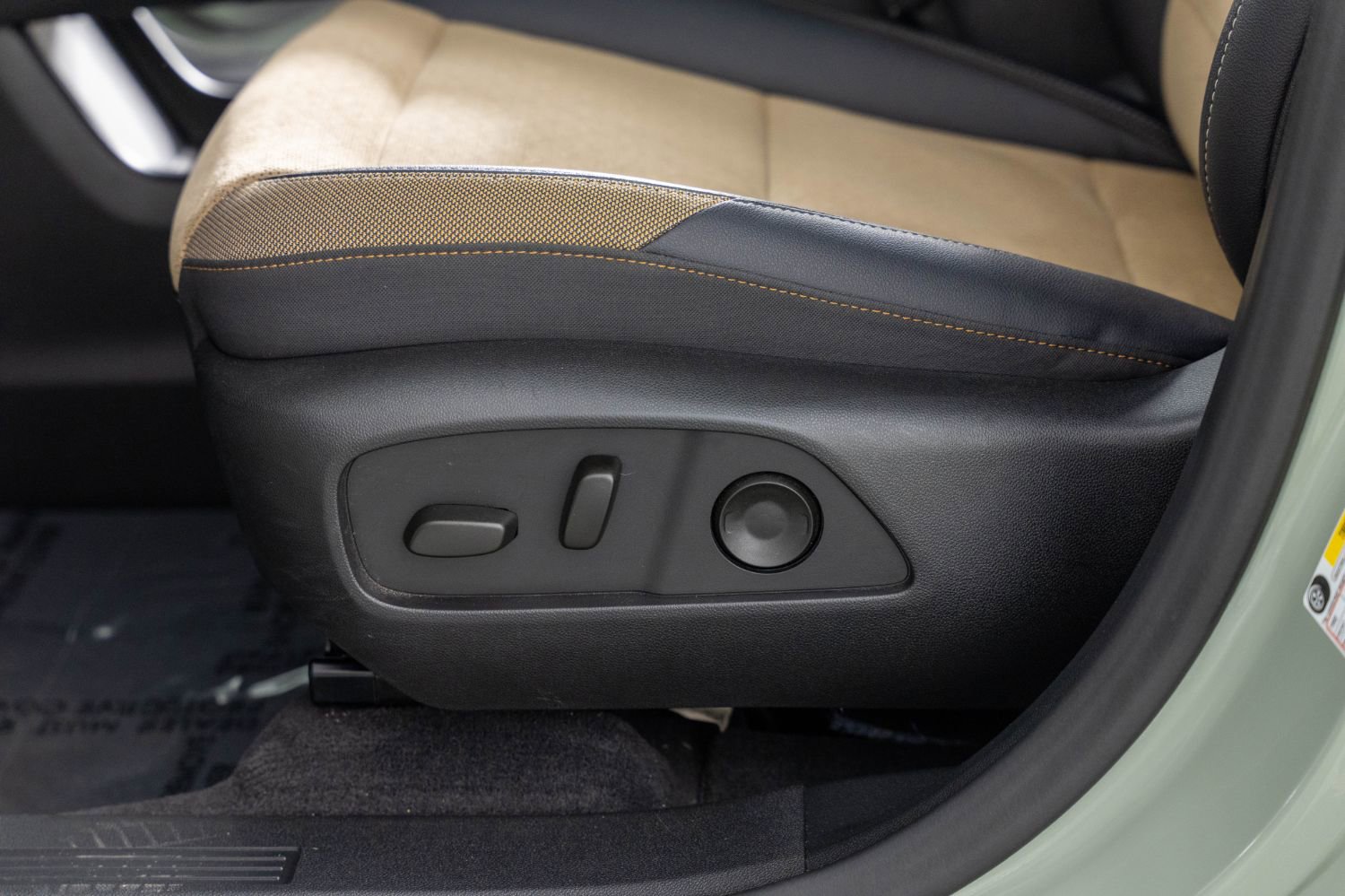 Used 2025 Chevrolet Equinox ACTIV w/ Safety and Technology Package image 18