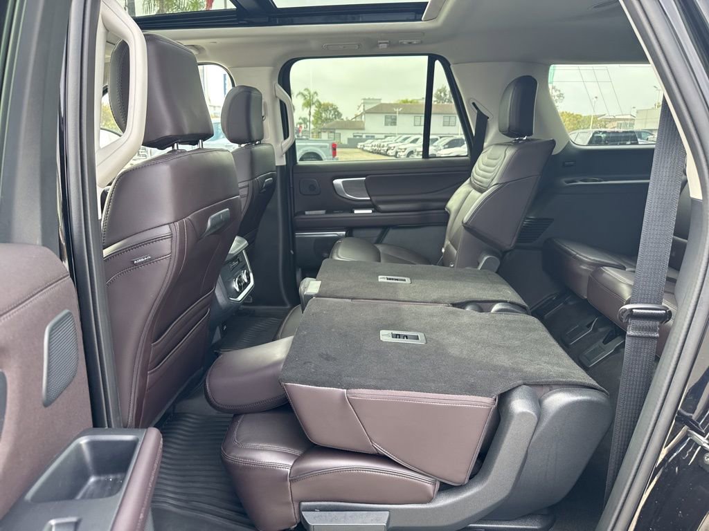 Used 2025 Ford Expedition Max Platinum w/ Platinum Ultimate Package AWD/4WD image 17