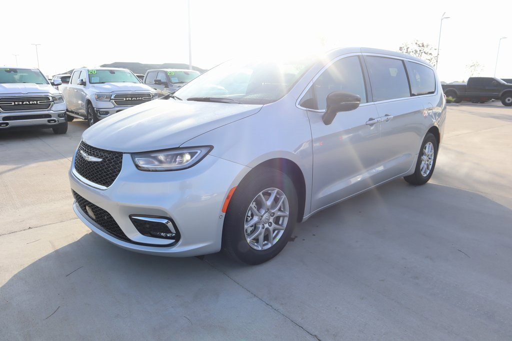 New 2026 Chrysler Pacifica Select image 10