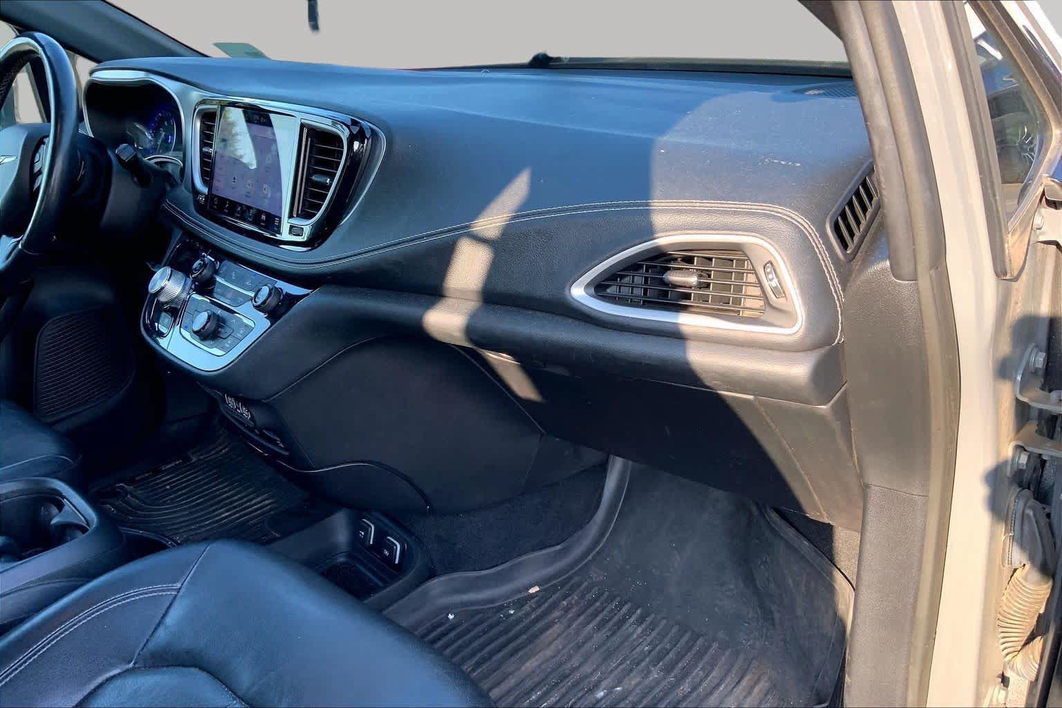 Used 2021 Chrysler Pacifica Touring-L w/ Uconnect Theater Family Group FWD image 16