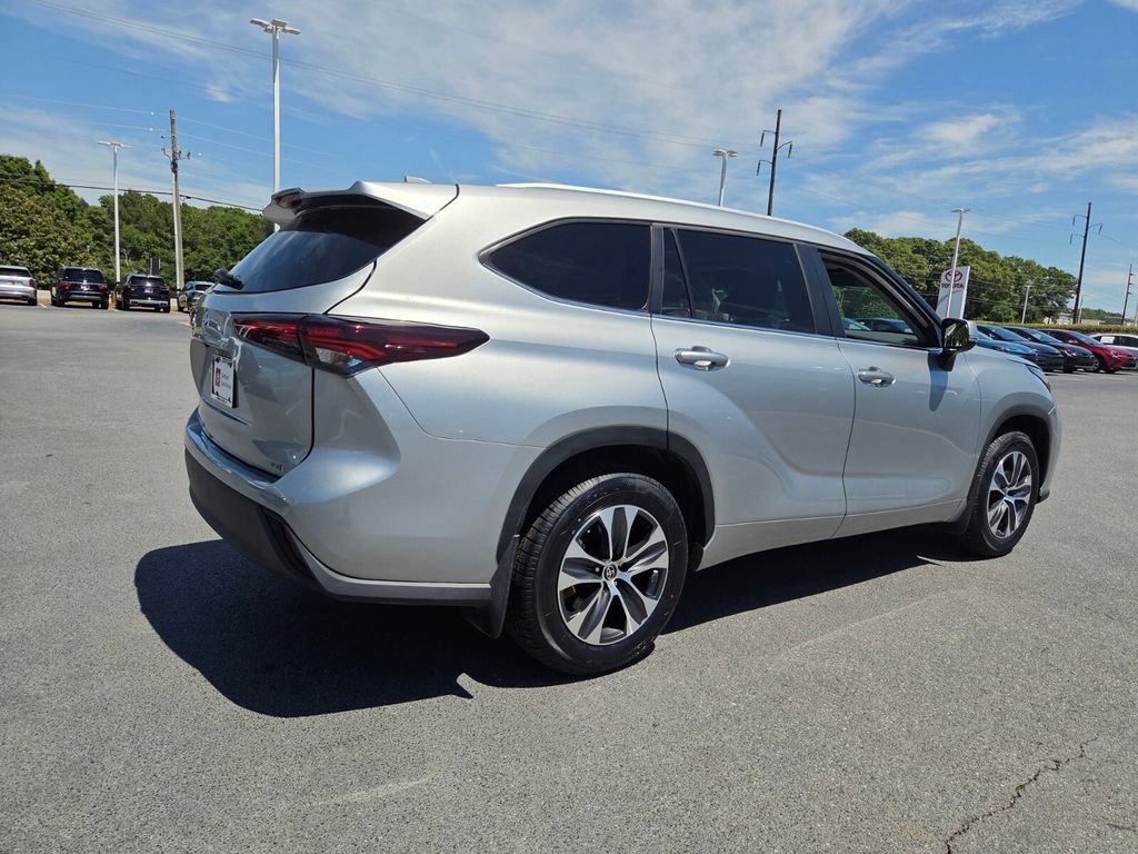 Certified 2024 Toyota Highlander XLE FWD image 14
