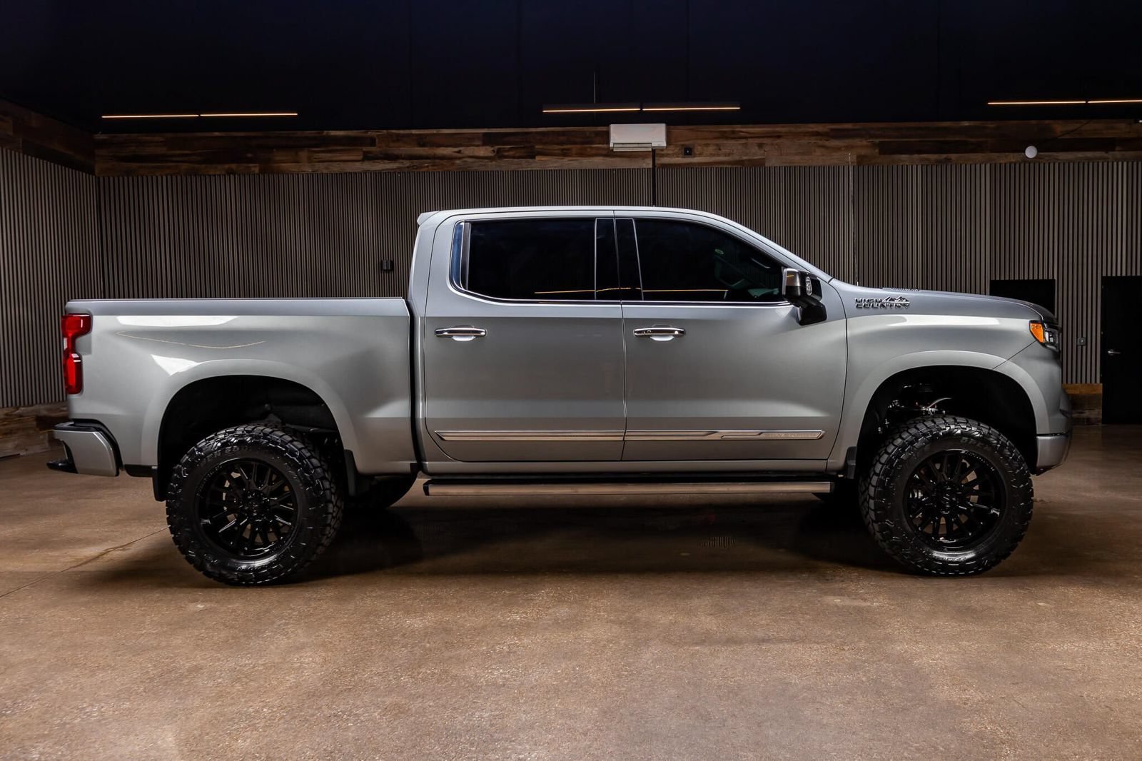 Used 2025 Chevrolet Silverado 1500 High Country AWD/4WD image 11