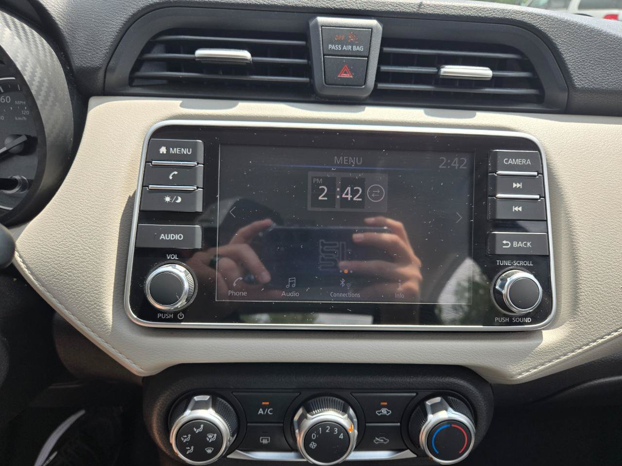 Used 2021 Nissan Versa SV FWD image 11