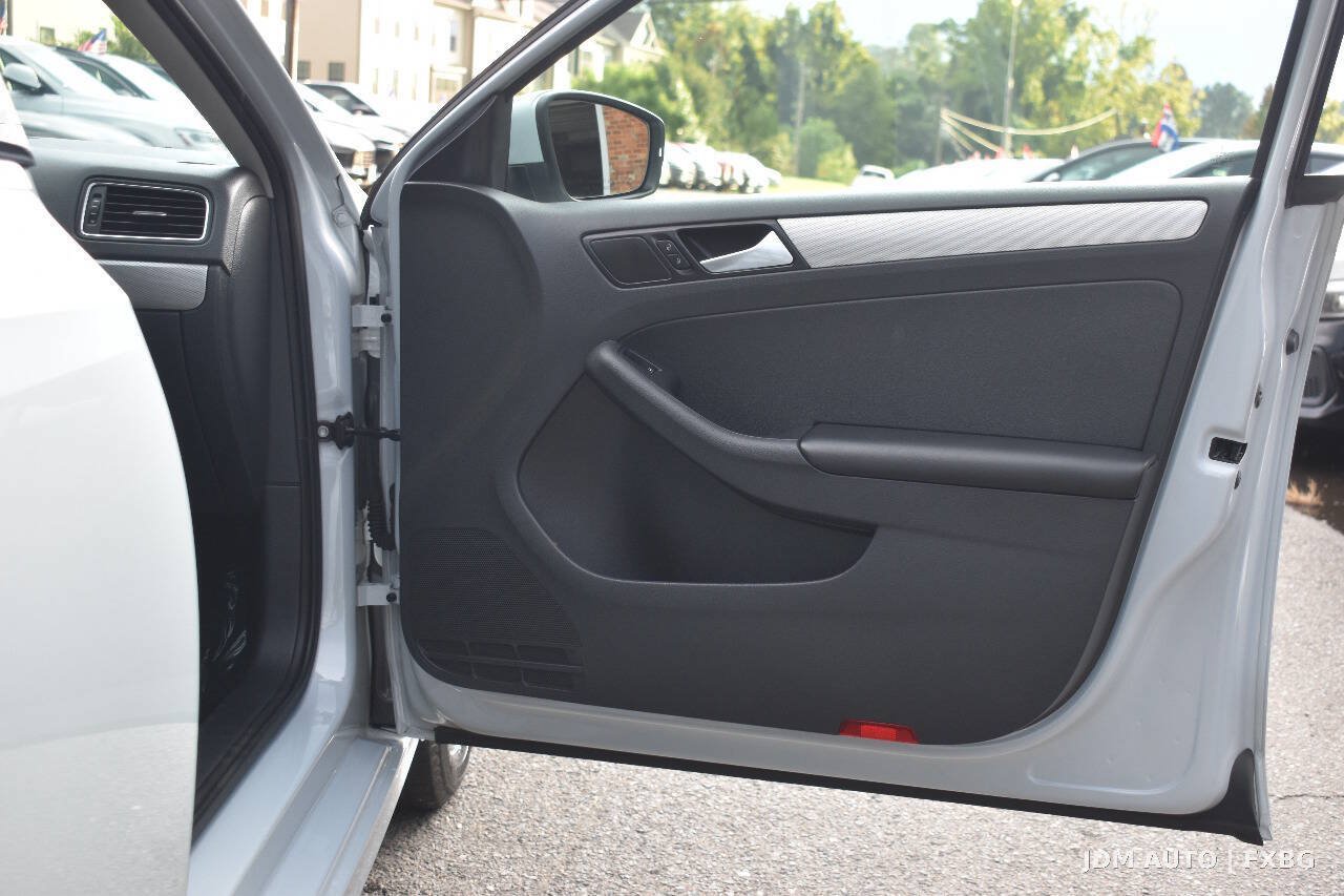 Used 2017 Volkswagen Jetta SE FWD image 9