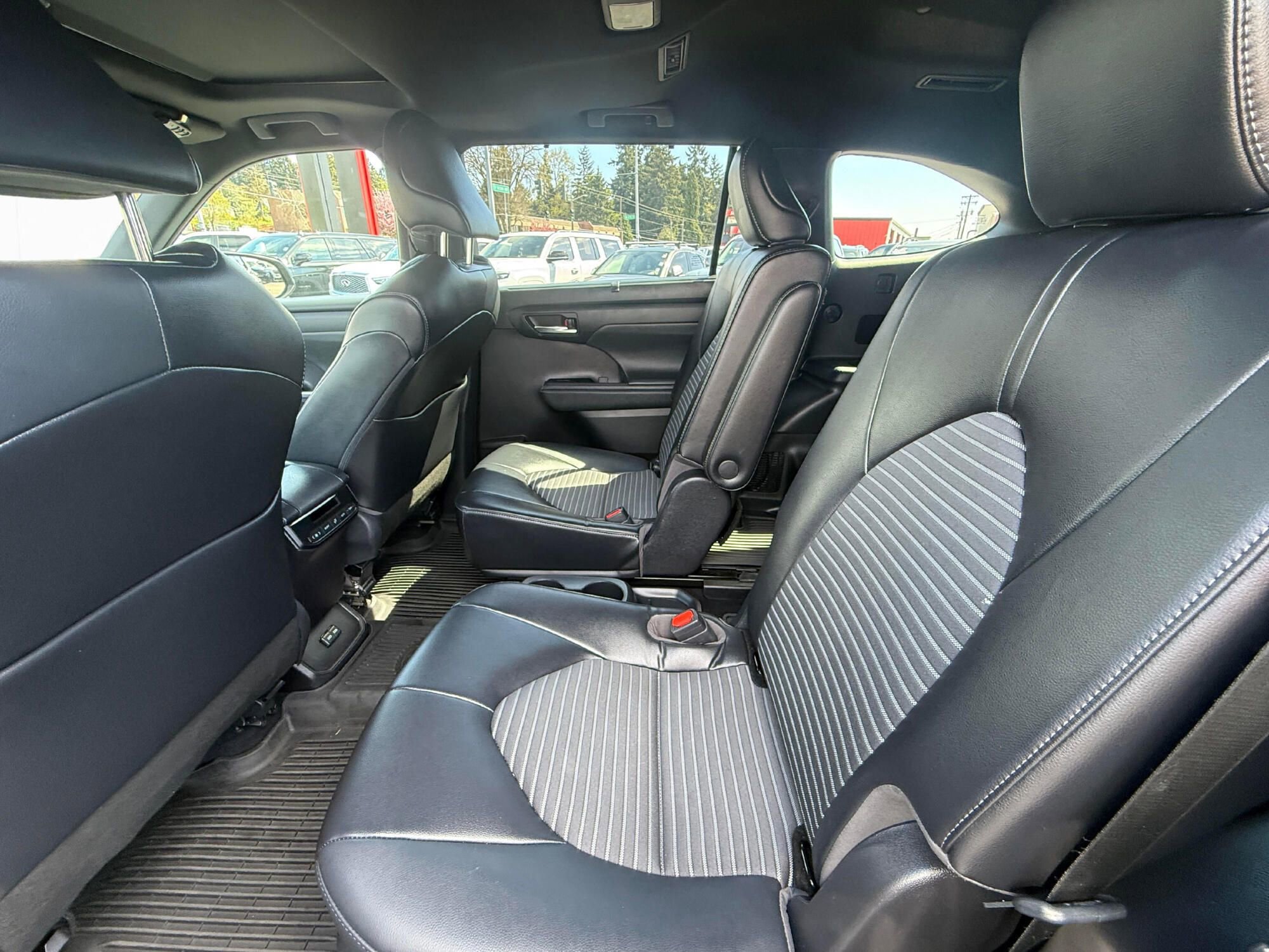 Used 2022 Toyota Highlander XSE AWD/4WD image 6
