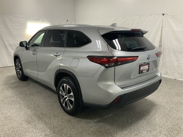 Used 2023 Toyota Highlander XLE AWD/4WD image 5