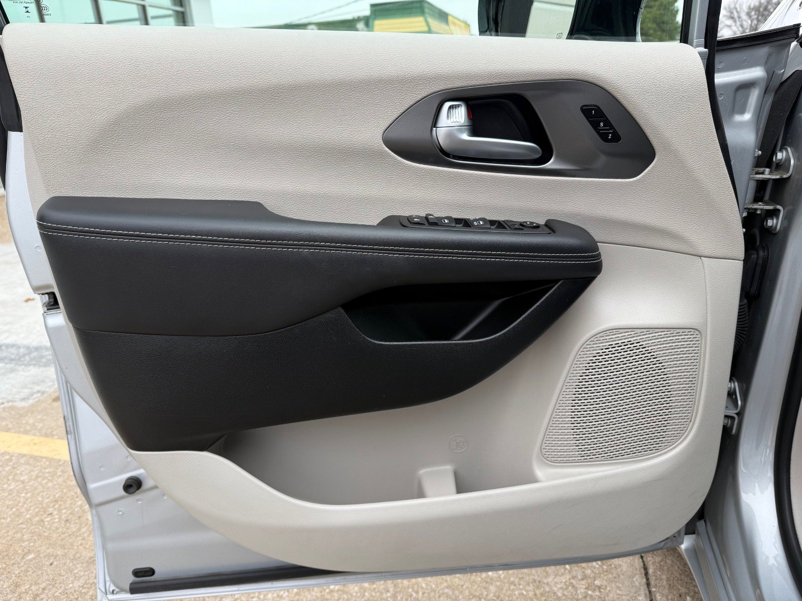 Used 2024 Chrysler Pacifica Touring-L image 7