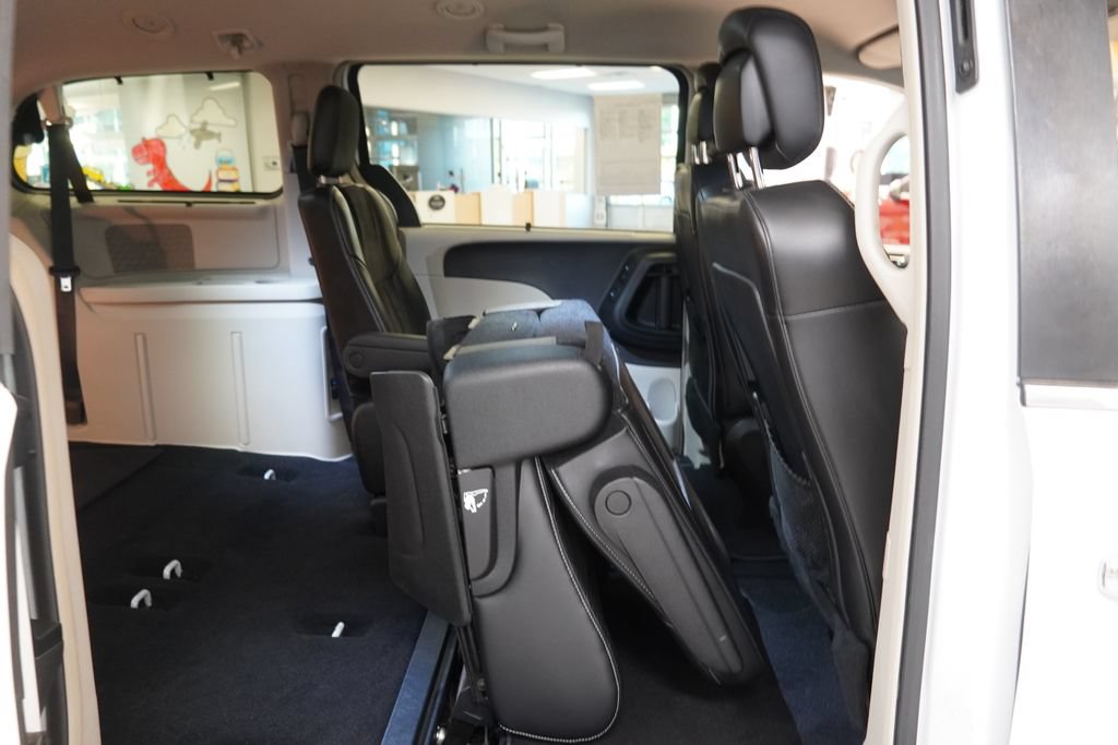 Used 2014 Chrysler Town & Country Touring-L FWD image 32