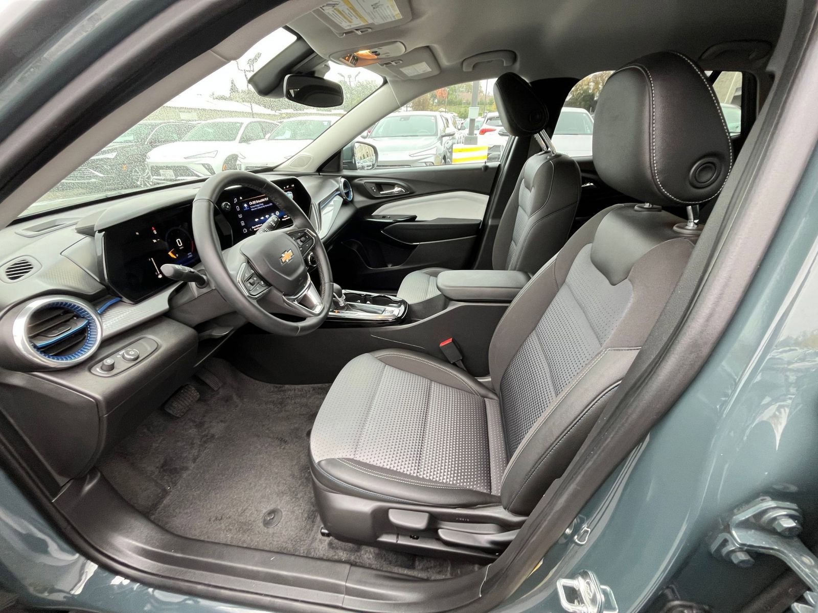 Used 2025 Chevrolet Trax LT w/ LT Convenience Package image 24