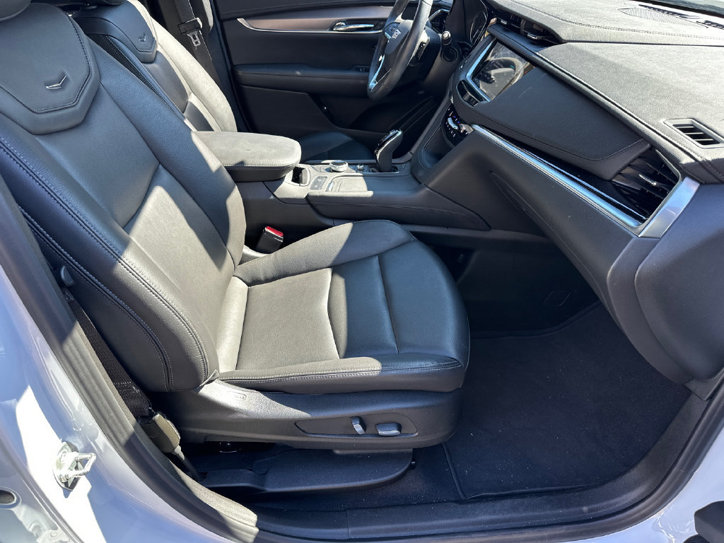 Certified 2025 Cadillac XT6 Luxury FWD image 13