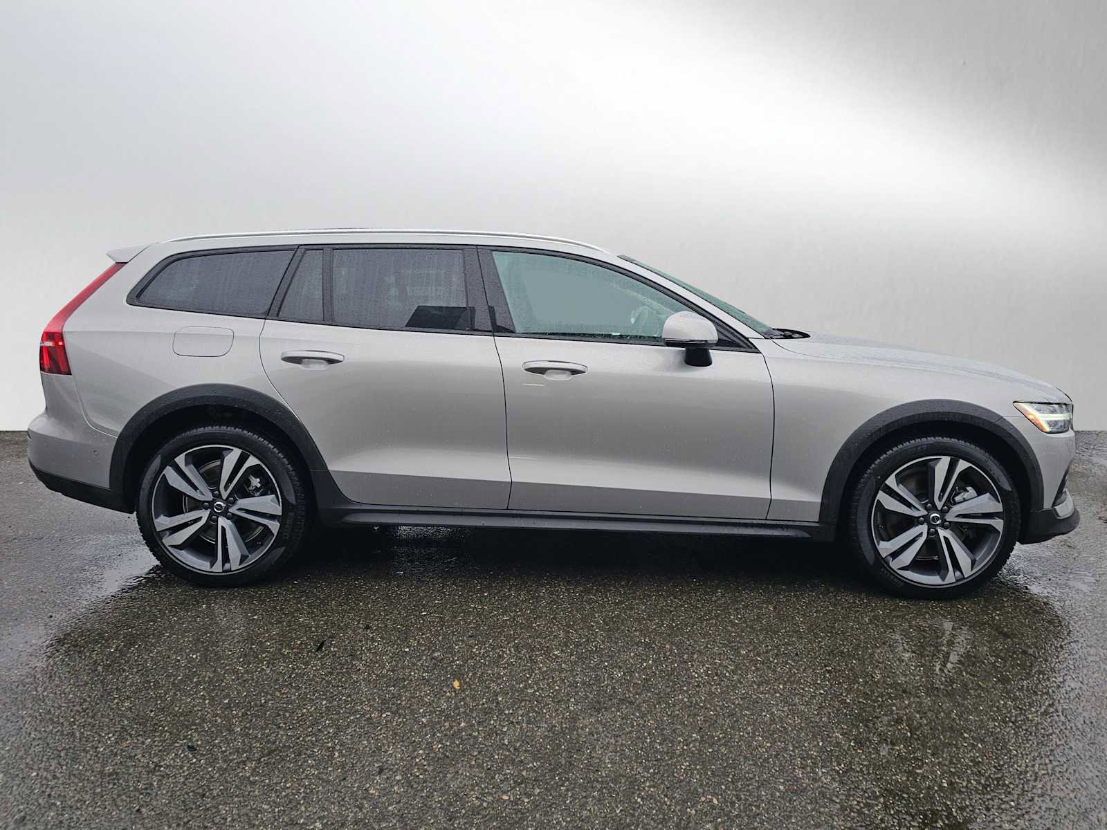 Certified 2025 Volvo V60 B5 Cross Country Plus image 2