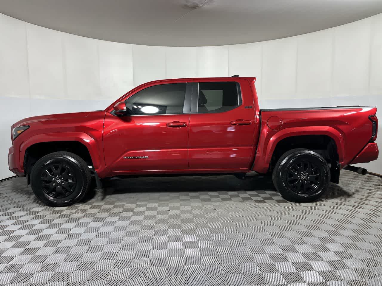 Used 2024 Toyota Tacoma SR5 AWD/4WD image 5