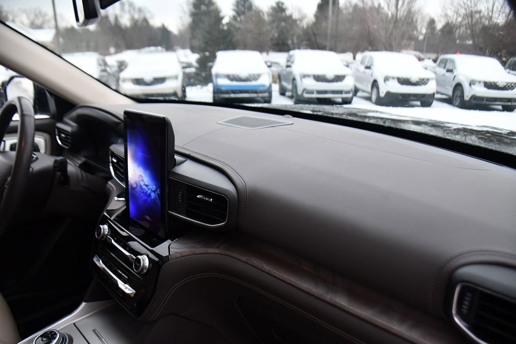 Used 2023 Ford Explorer Platinum w/ Technology Package image 15