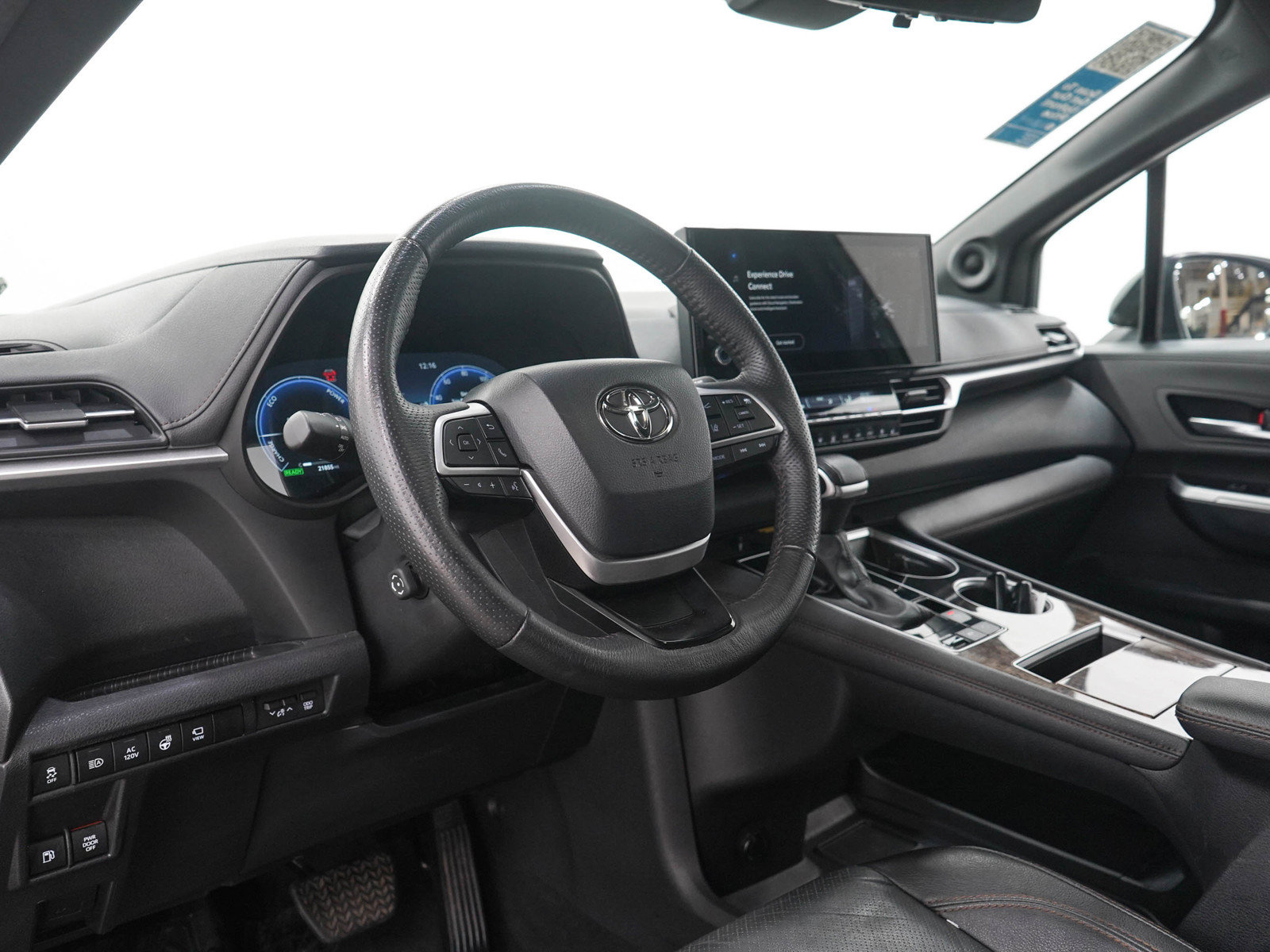Used 2025 Toyota Sienna Platinum AWD/4WD image 29
