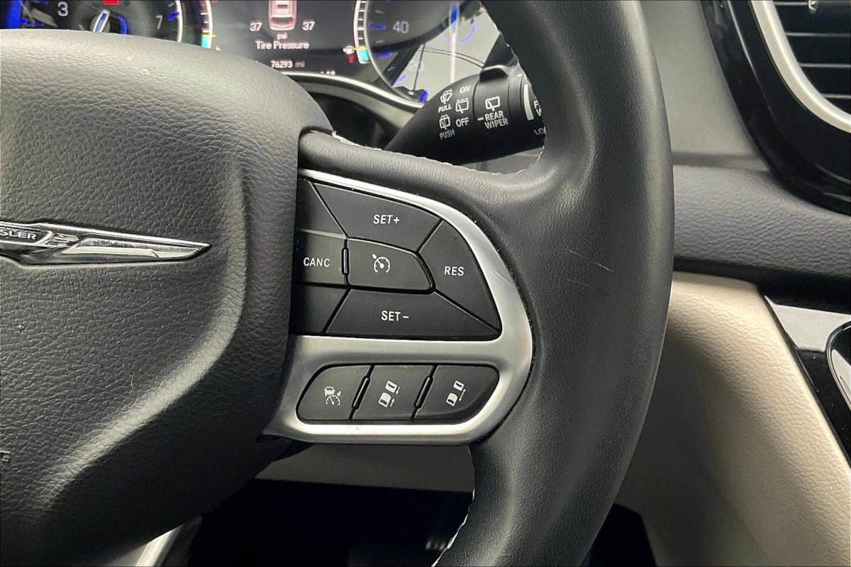 Used 2022 Chrysler Pacifica Touring-L FWD image 19