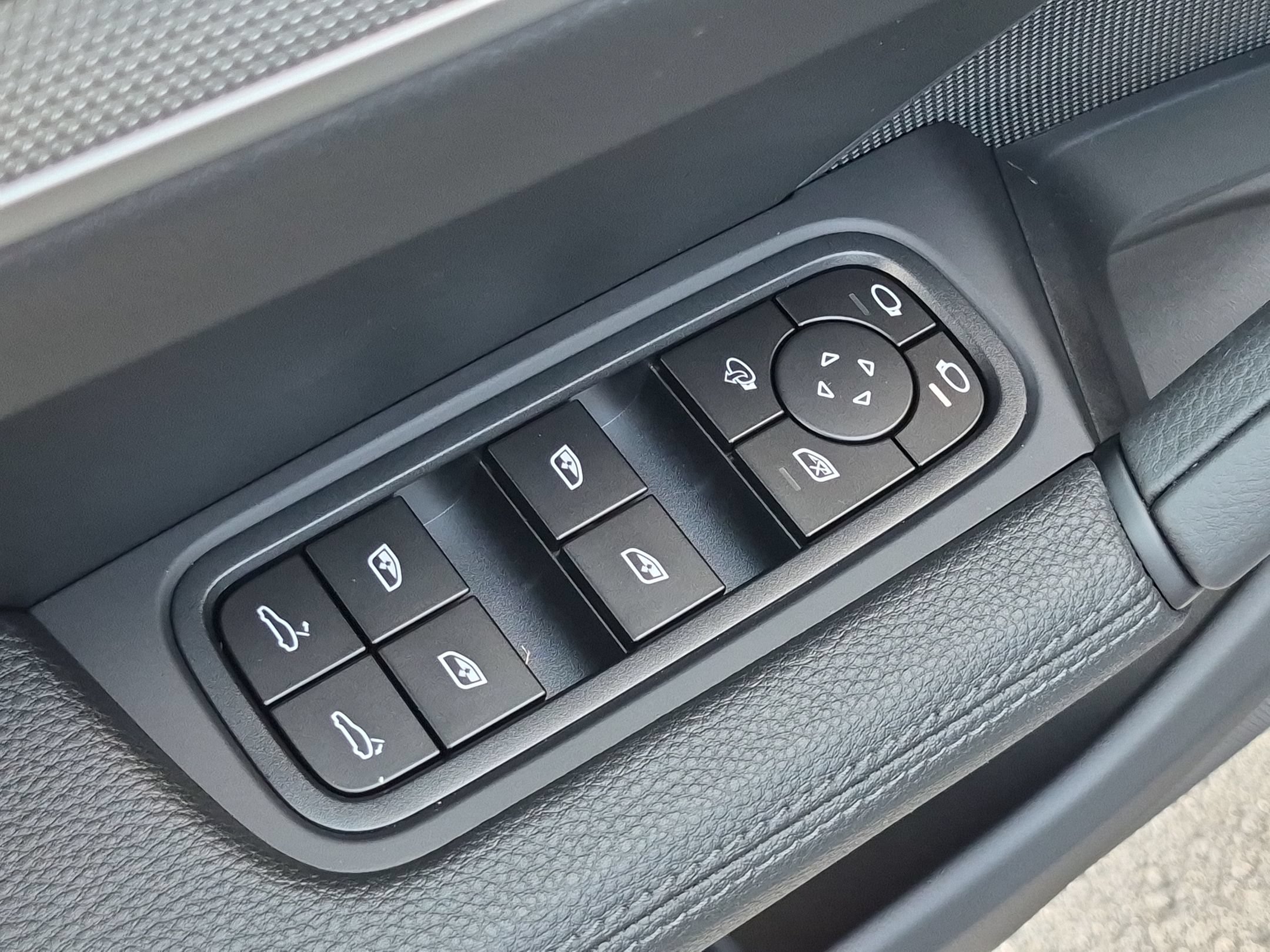 Certified 2024 Porsche Cayenne AWD/4WD image 23
