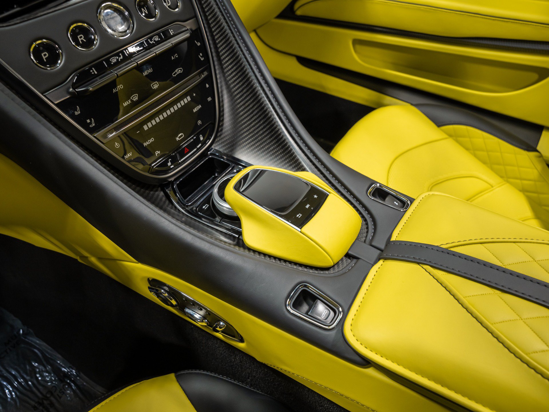 Used 2023 Aston Martin DBS Coupe RWD image 94