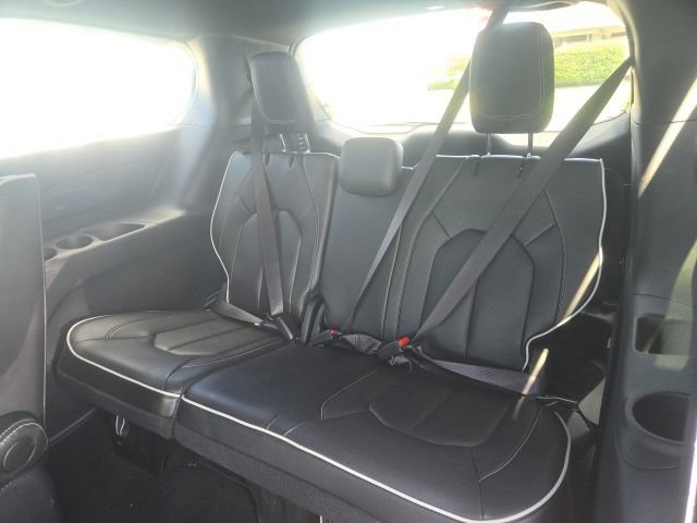 Used 2024 Chrysler Pacifica Premium FWD image 19